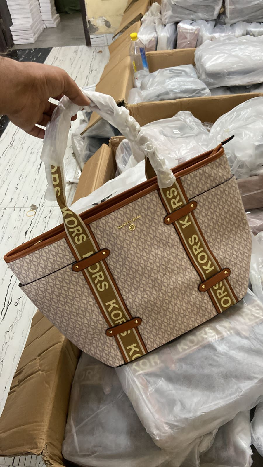 MICHEAL KORS MAEVE LARGE TOTE BAG